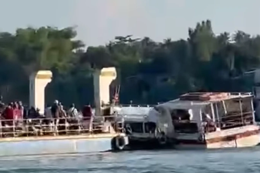 Clip: Khoảnh khắc tàu cao tốc tông trúng phà chở khách trên sông Tiền