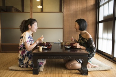 Vì sao người Nhật thường ngồi bệt xuống sàn để ăn?