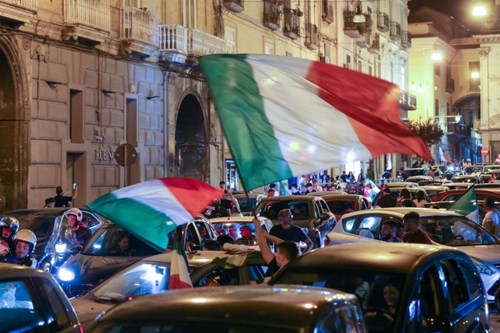 CĐV Italia đổ ra đường ăn mừng điên cuồng như thể vô địch Euro 2020 - 12 CĐV Italia đổ ra đường ăn mừng điên cuồng như thể vô địch Euro 2020 - 12