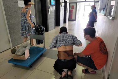 Sau "lệnh" của quận, căng thẳng ở chung cư Osaka Complex vẫn leo thang