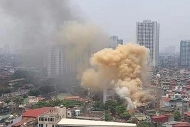 Giải cứu 4 người trong căn nhà 3 tầng bốc cháy dữ dội ở Hà Nội