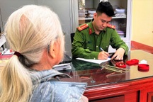 Nhận cuộc gọi dọa bắt giam, cụ bà vội bán cây vàng để "chạy tội"