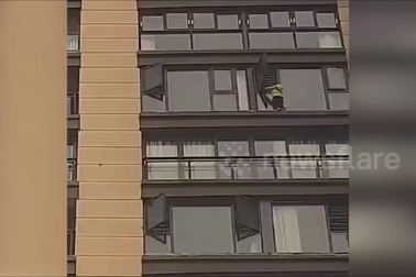 Rùng mình hình ảnh bé gái cheo leo bên ngoài cửa sổ tầng 14 chung cư