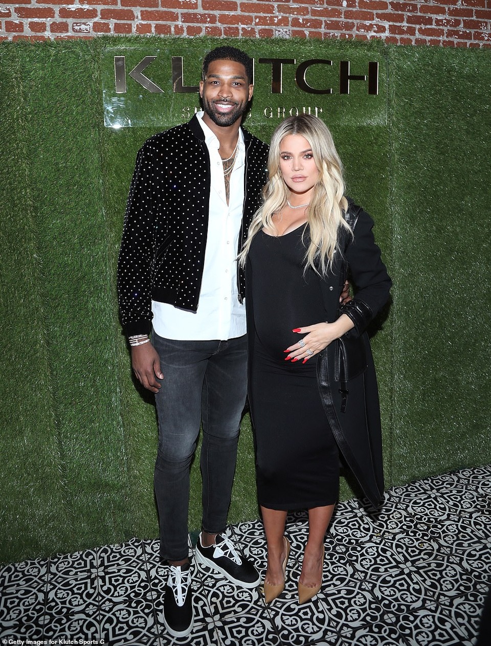 Đeo nhẫn kim cương khủng, Khloe Kardashian bị nghi đã đính hôn - 8 Đeo nhẫn kim cương khủng, Khloe Kardashian bị nghi đã đính hôn - 8