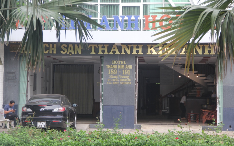 Ngỡ “thoát lệnh cấm”, hàng loạt cửa hàng vội mở cửa kinh doanh - 9 Ngỡ “thoát lệnh cấm”, hàng loạt cửa hàng vội mở cửa kinh doanh - 9