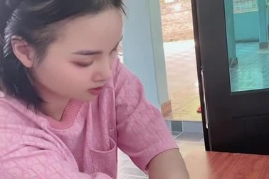 Cô gái xinh đẹp mất tứ chi luyện tập viết chữ gây sốt