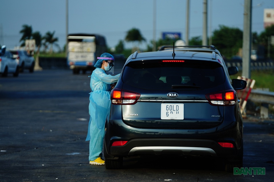 Một ngày ở trạm kiểm dịch Covid-19 nơi cửa ngõ TPHCM - 8