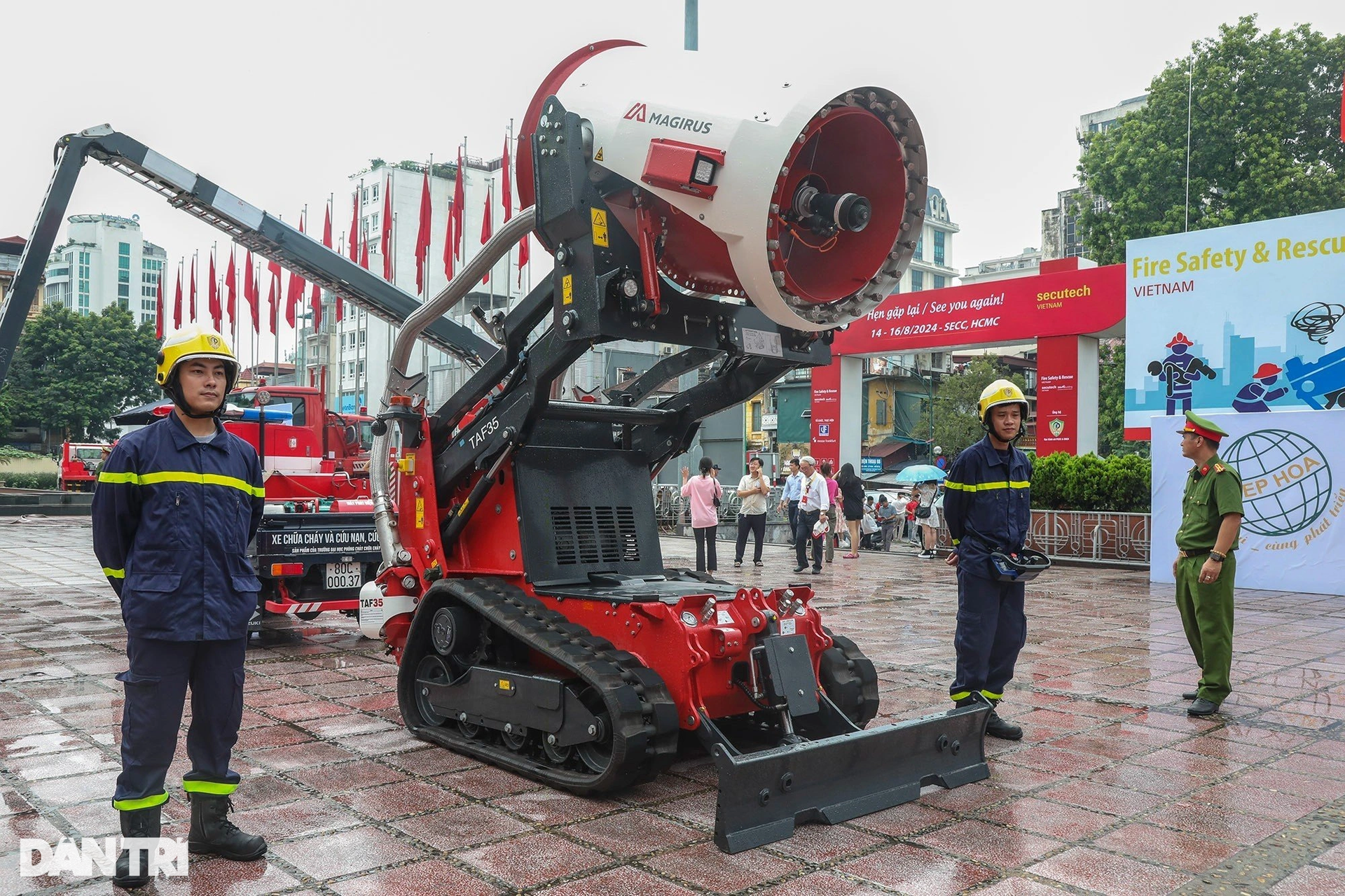 Ngắm máy bay, robot tự hành tân tiến dùng để chữa cháy ở Hà Nội - 9 Ngắm máy bay, robot tự hành tân tiến dùng để chữa cháy ở Hà Nội - 9