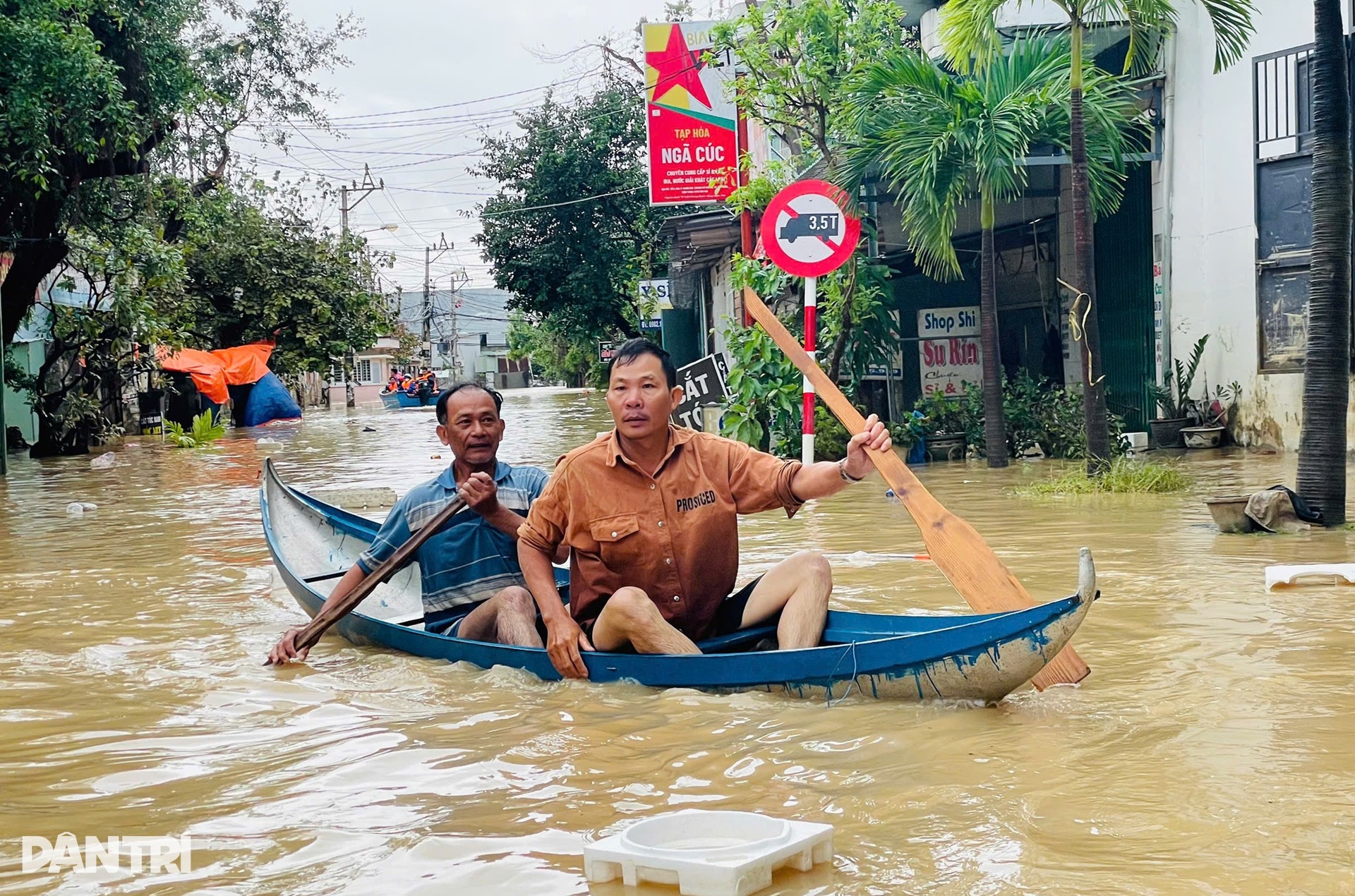 Vợ chồng ôm thùng xốp, bình nước bơi 500m trong lũ dữ để thoát thân - 6
