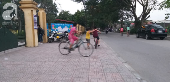 Đang diễn ra cuộc họp bất thường vụ vụ nghi vấn thầy dạy toán dâm ô hàng chục học sinh ở Hà Nội - Ảnh 6. Đang diễn ra cuộc họp bất thường vụ vụ nghi vấn thầy dạy toán dâm ô hàng chục học sinh ở Hà Nội - Ảnh 6.