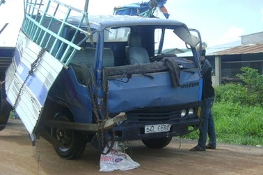 Tàu lửa tông xe tải, 3 người chết thảm 