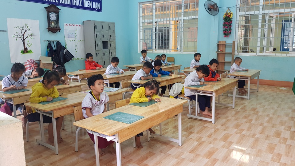 Thầy trò vùng sạt lở Trà Leng trở lại trường sau 3 tuần nghỉ học - 5 Thầy trò vùng sạt lở Trà Leng trở lại trường sau 3 tuần nghỉ học - 5