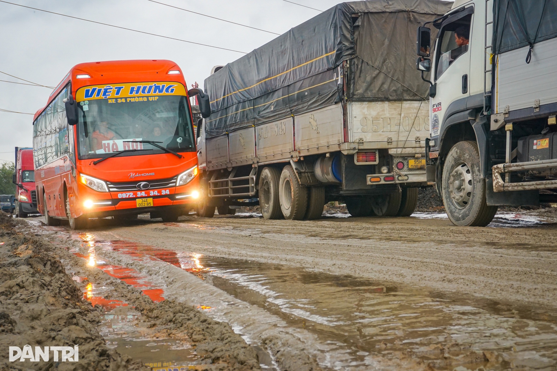 Phương tiện nối đuôi nhau bò qua nút giao lầy như ruộng ở Đà Nẵng - 5 Phương tiện nối đuôi nhau bò qua nút giao lầy như ruộng ở Đà Nẵng - 5