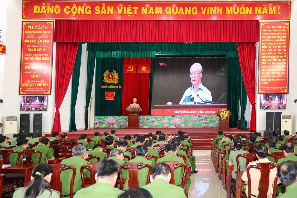 Công an Cần Thơ quán triệt nội dung sách của Tổng Bí thư Nguyễn Phú Trọng - 2 Công an Cần Thơ quán triệt nội dung sách của Tổng Bí thư Nguyễn Phú Trọng - 2