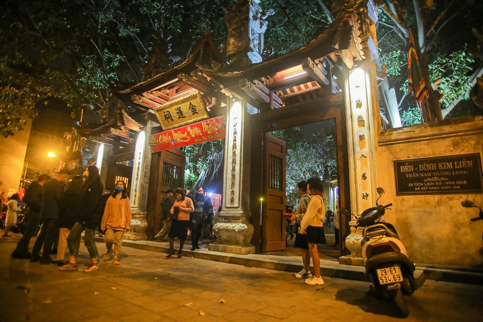 Người dân Thủ đô đi chùa cầu an đêm giao thừa - 1 Người dân Thủ đô đi chùa cầu an đêm giao thừa - 1