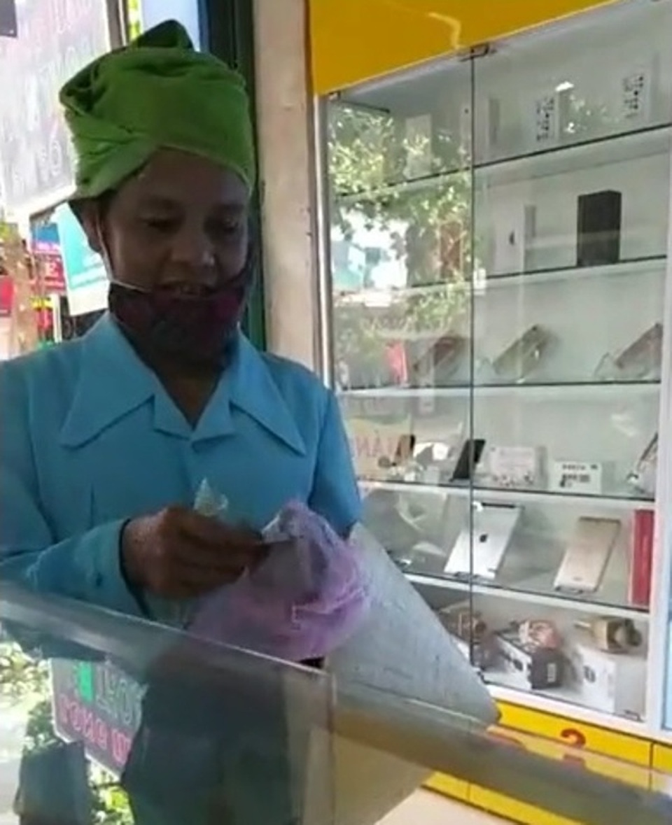 Người phụ nữ được tán dương người bán hàng có tâm nhất Việt Nam - 1 Người phụ nữ được tán dương người bán hàng có tâm nhất Việt Nam - 1