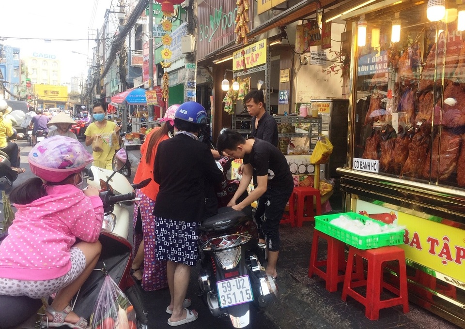 Ngày vía Thần tài, cửa hàng heo quay, vịt quay bán được cả trăm triệu đồng - 1 Ngày vía Thần tài, cửa hàng heo quay, vịt quay bán được cả trăm triệu đồng - 1