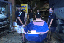 Người dân TPHCM xuyên đêm gửi thuyền, áo phao cứu trợ đồng bào vùng lũ