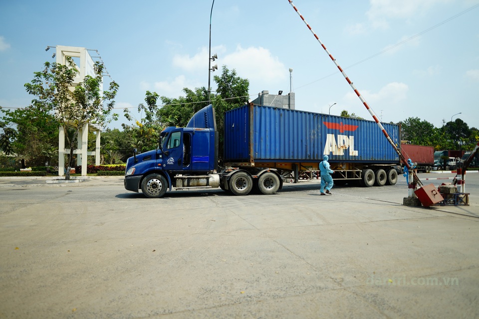 Tài xế ăn ngủ trên xe chờ được thông quan cửa khẩu trong mùa dịch - 5 Tài xế ăn ngủ trên xe chờ được thông quan cửa khẩu trong mùa dịch - 5