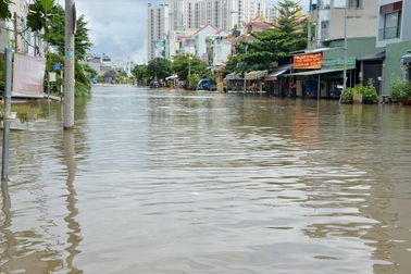 Khu dân cư bị nước bủa vây tứ phía ở Sài Gòn