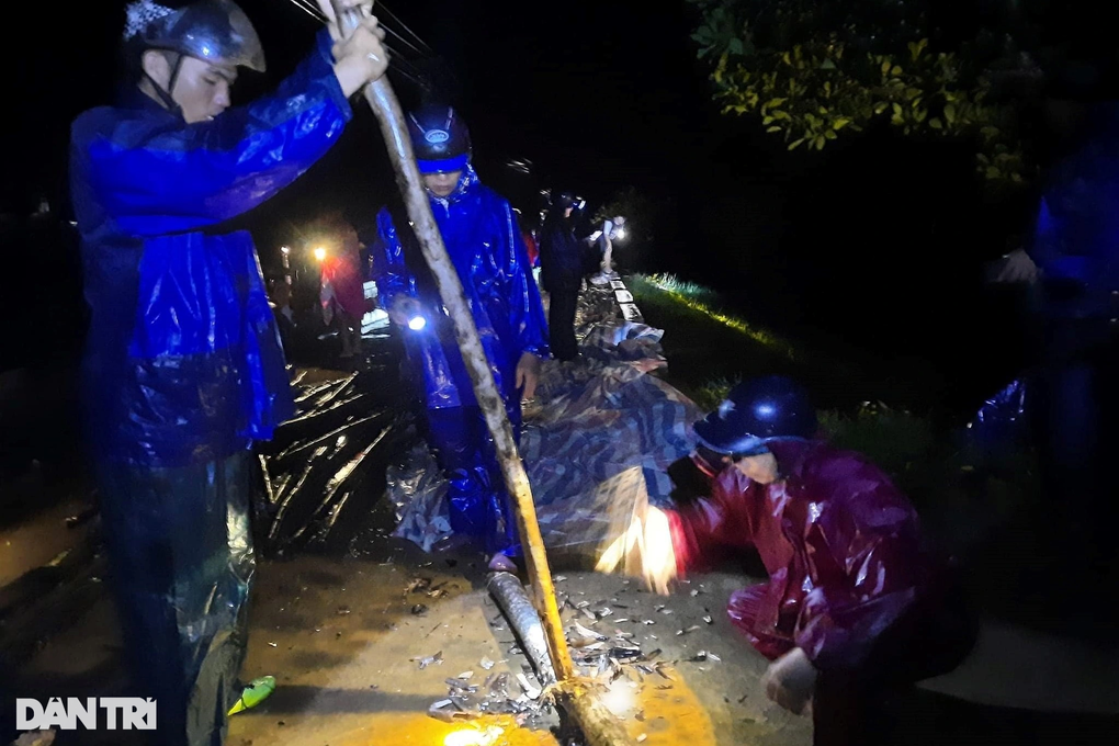 Hàng trăm người trắng đêm cứu con đập nguy cơ vỡ - 2 Hàng trăm người trắng đêm cứu con đập nguy cơ vỡ - 2