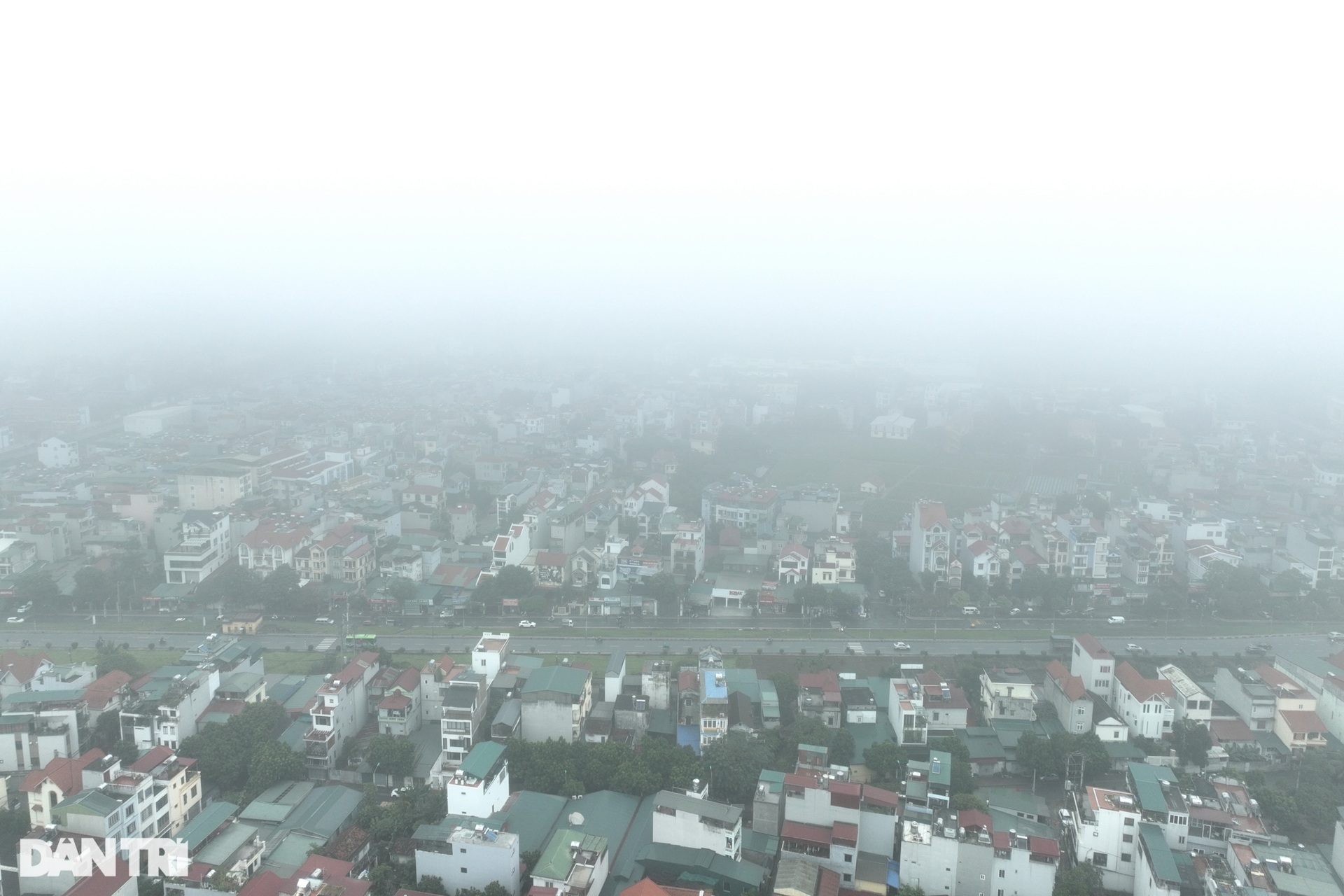 Mưa mù kéo dài, nhiều cao ốc tại Hà Nội biến mất trong làn sương dày đặc - 1 Mưa mù kéo dài, nhiều cao ốc tại Hà Nội biến mất trong làn sương dày đặc - 1