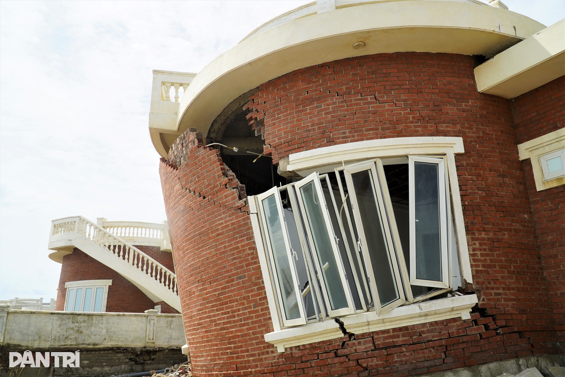 Hàng chục căn villa sang trọng đổ gục trong bão Bualoi - 6 Hàng chục căn villa sang trọng đổ gục trong bão Bualoi - 6