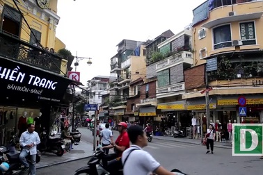 Hàng loạt nhà phố cổ Hà Nội được "khoác áo mới"