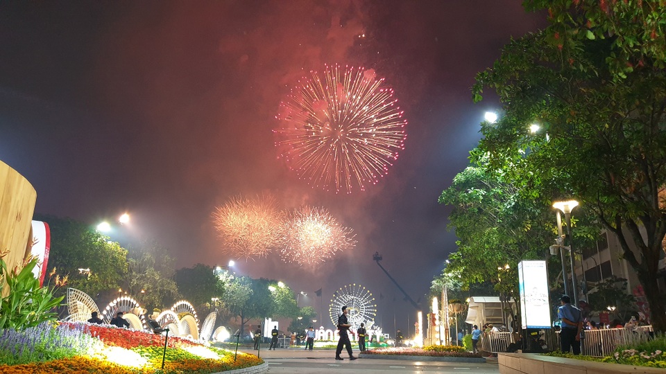 Màn pháo hoa rực rỡ trên bầu trời Sài Gòn - 4 Màn pháo hoa rực rỡ trên bầu trời Sài Gòn - 4