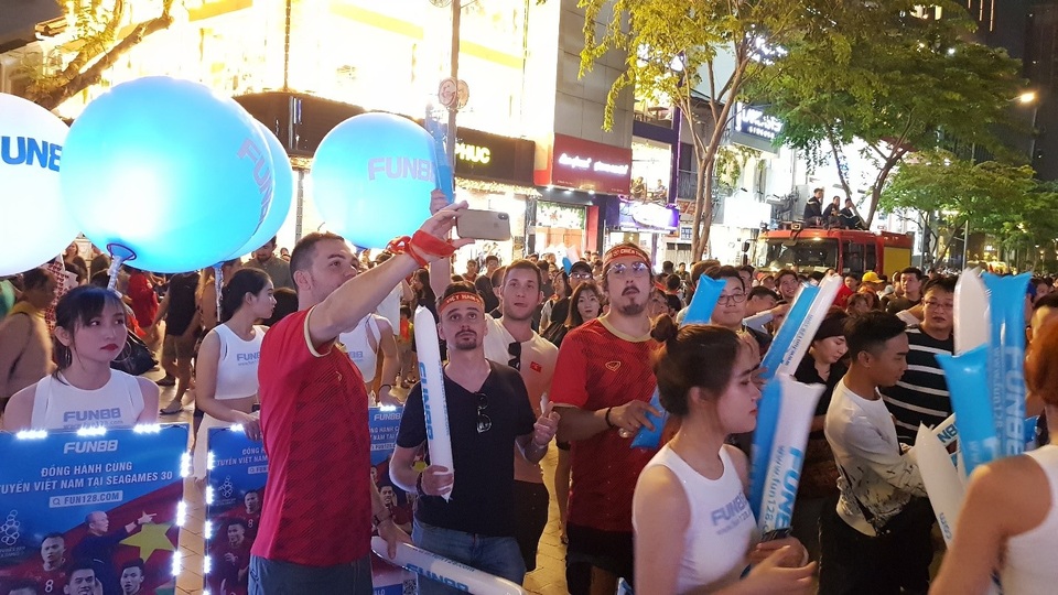 Cập nhật diễn biến cổ vũ đội tuyển Việt Nam tại chung kết Sea Games 30 từ Bắc đến Nam - 4 Cập nhật diễn biến cổ vũ đội tuyển Việt Nam tại chung kết Sea Games 30 từ Bắc đến Nam - 4