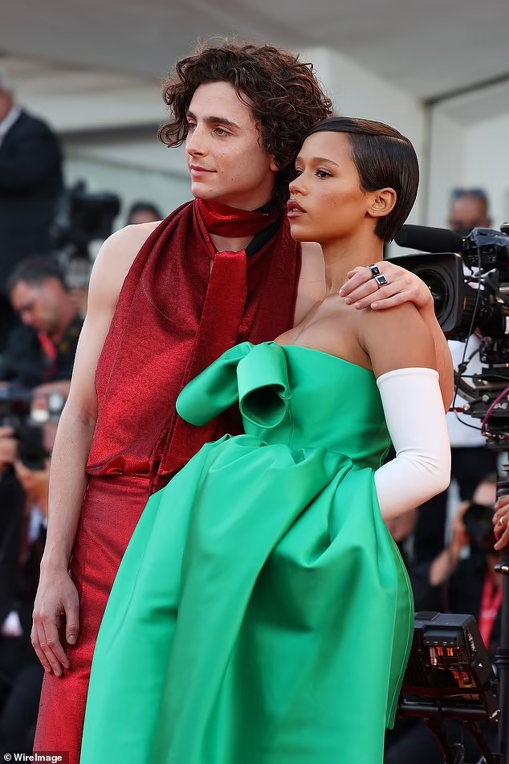 Nam diễn viên 9X gây bất ngờ khi mặc áo liền quần khoe lưng trần - 2 Nam diễn viên 9X gây bất ngờ khi mặc áo liền quần khoe lưng trần - 2