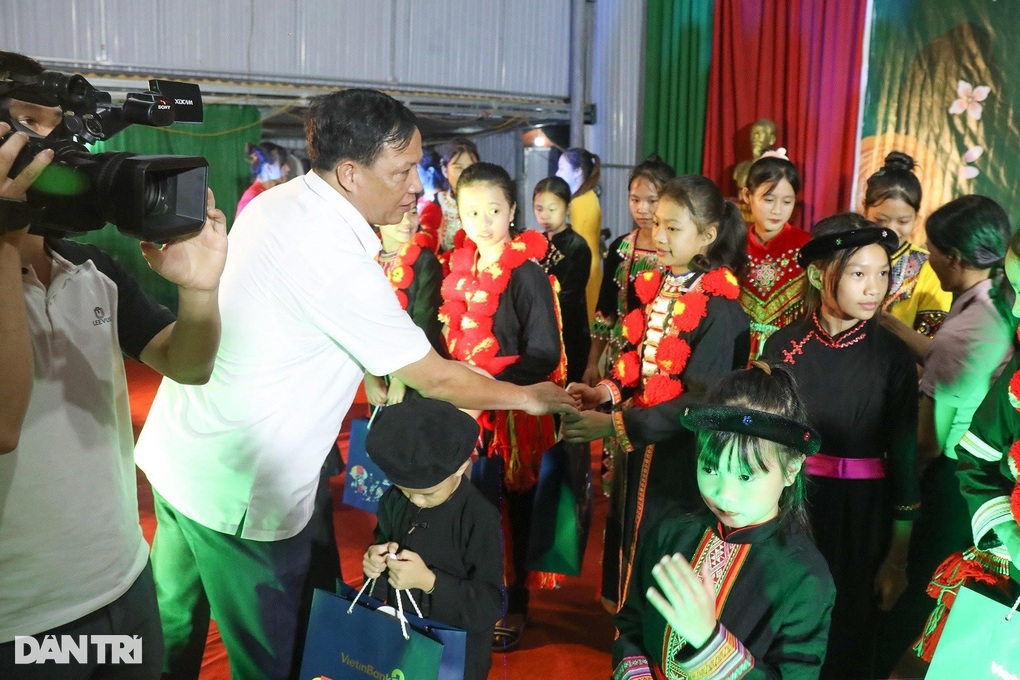 Trao 3.000 bánh Trung thu tới trẻ em, học sinh có hoàn cảnh khó khăn - 3 Trao 3.000 bánh Trung thu tới trẻ em, học sinh có hoàn cảnh khó khăn - 3