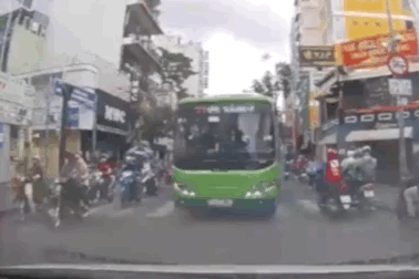 Đến bao giờ xe buýt hết mang tiếng "hung thần đường phố"?