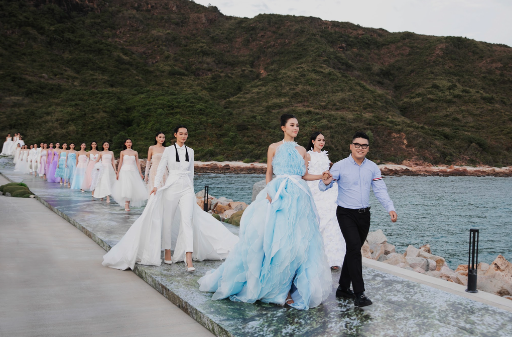 Hoa hậu Tiểu Vy làm vedette trong show diễn của nhà thiết kế Hà Thanh Việt - 4 Hoa hậu Tiểu Vy làm vedette trong show diễn của nhà thiết kế Hà Thanh Việt - 4