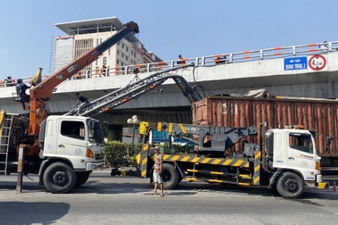 Xe container tông sập giá long môn ở TPHCM, quốc lộ 1 ùn tắc 3km