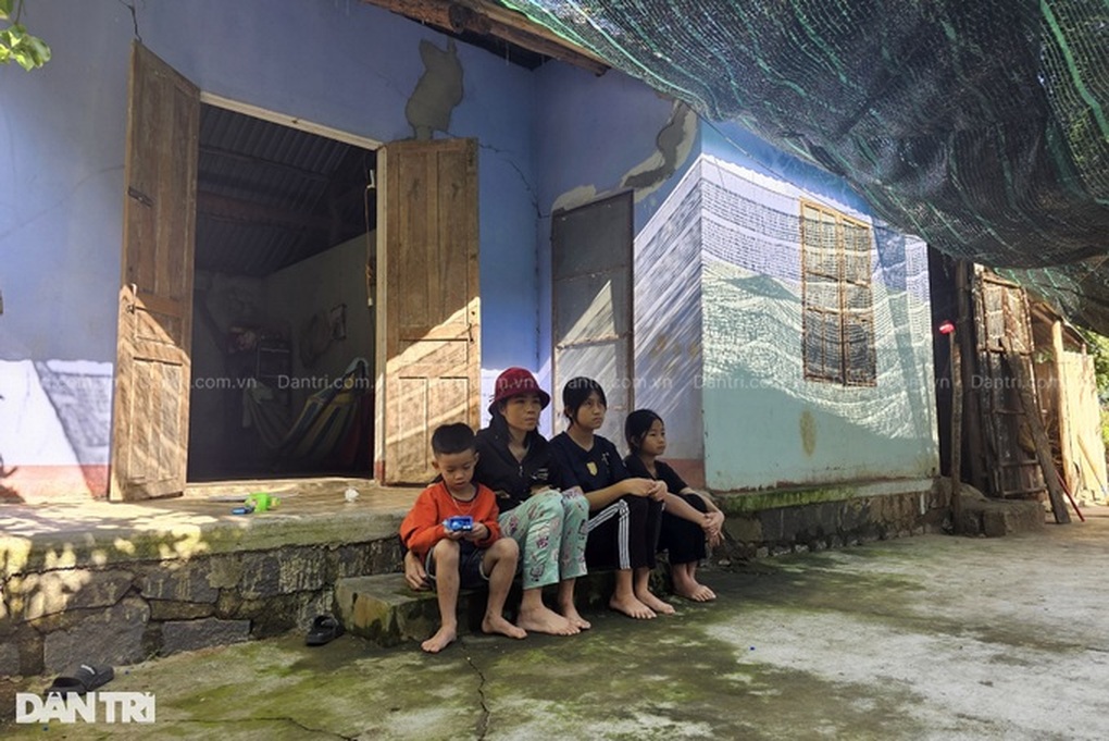 Cận Tết, nữ sinh gác ước mơ đèn sách để chăm mẹ ung thư và 2 em thơ - 3 Cận Tết, nữ sinh gác ước mơ đèn sách để chăm mẹ ung thư và 2 em thơ - 3