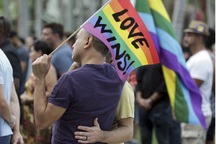 Vụ thảm sát tại hộp đêm ở Mỹ: Bóng ma đe dọa "cộng đồng lục sắc"