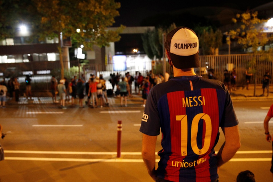 Cổ động viên biểu tình vụ Messi, Chủ tịch Barca phủ nhận chuyện từ chức - 4 Cổ động viên biểu tình vụ Messi, Chủ tịch Barca phủ nhận chuyện từ chức - 4