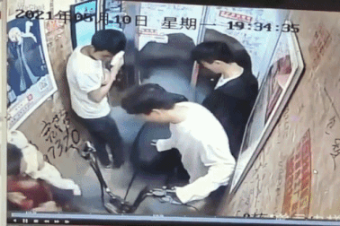 Xe đạp điện Trung Quốc phát nổ trong thang máy đông người