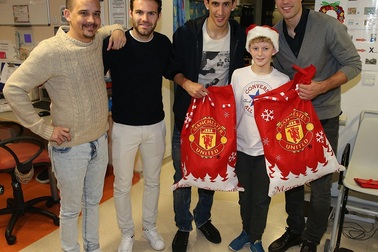 Cầu thủ MU tặng quà Giáng sinh cho các bệnh nhân nhí