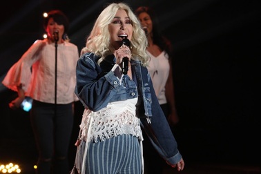 Cher biểu diễn bản hit SOS