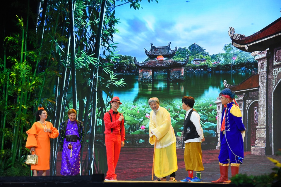 NTK Đức Hùng tiết lộ Tự Long “dỗi hờn”, Xuân Hinh lo lắng khi đóng Gặp nhau cuối năm - 18 NTK Đức Hùng tiết lộ Tự Long “dỗi hờn”, Xuân Hinh lo lắng khi đóng Gặp nhau cuối năm - 18