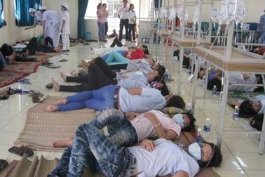 Ăn hủ tiếu, gần 150 công nhân cấp cứu