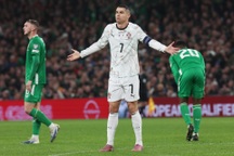 Ronaldo nhận thẻ đỏ, Bồ Đào Nha thất bại trước Ireland