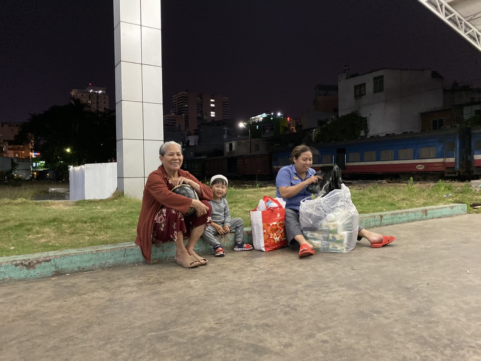 Chuyến tàu cuối cùng rời ga Sài Gòn trước thời khắc giao thừa - 21 Chuyến tàu cuối cùng rời ga Sài Gòn trước thời khắc giao thừa - 21