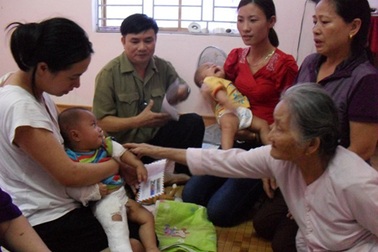 Bạn đọc chia sẻ với cặp song sinh bị xương thủy tinh