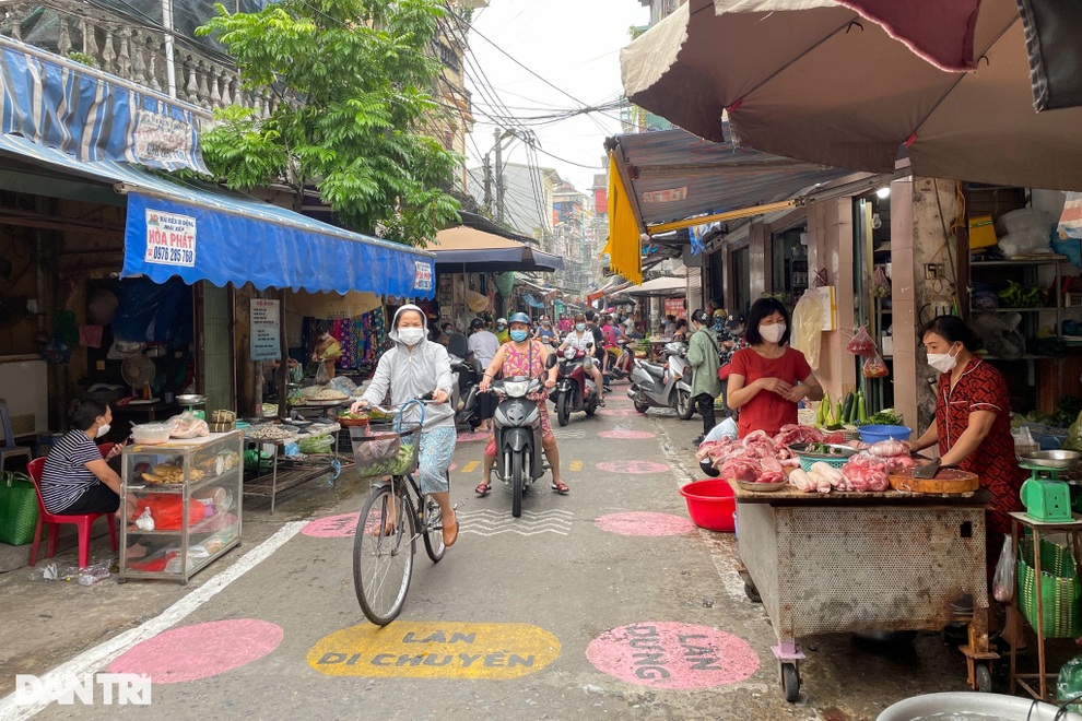 Chợ Tân Mai vẽ ô kẻ vạch phòng dịch Covid-19 cho đẹp, ít người thực hiện - 3 Chợ Tân Mai vẽ ô kẻ vạch phòng dịch Covid-19 cho đẹp, ít người thực hiện - 3