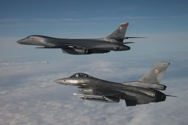 Nga xuất kích Su-27 chặn máy bay ném bom của Mỹ áp sát không phận