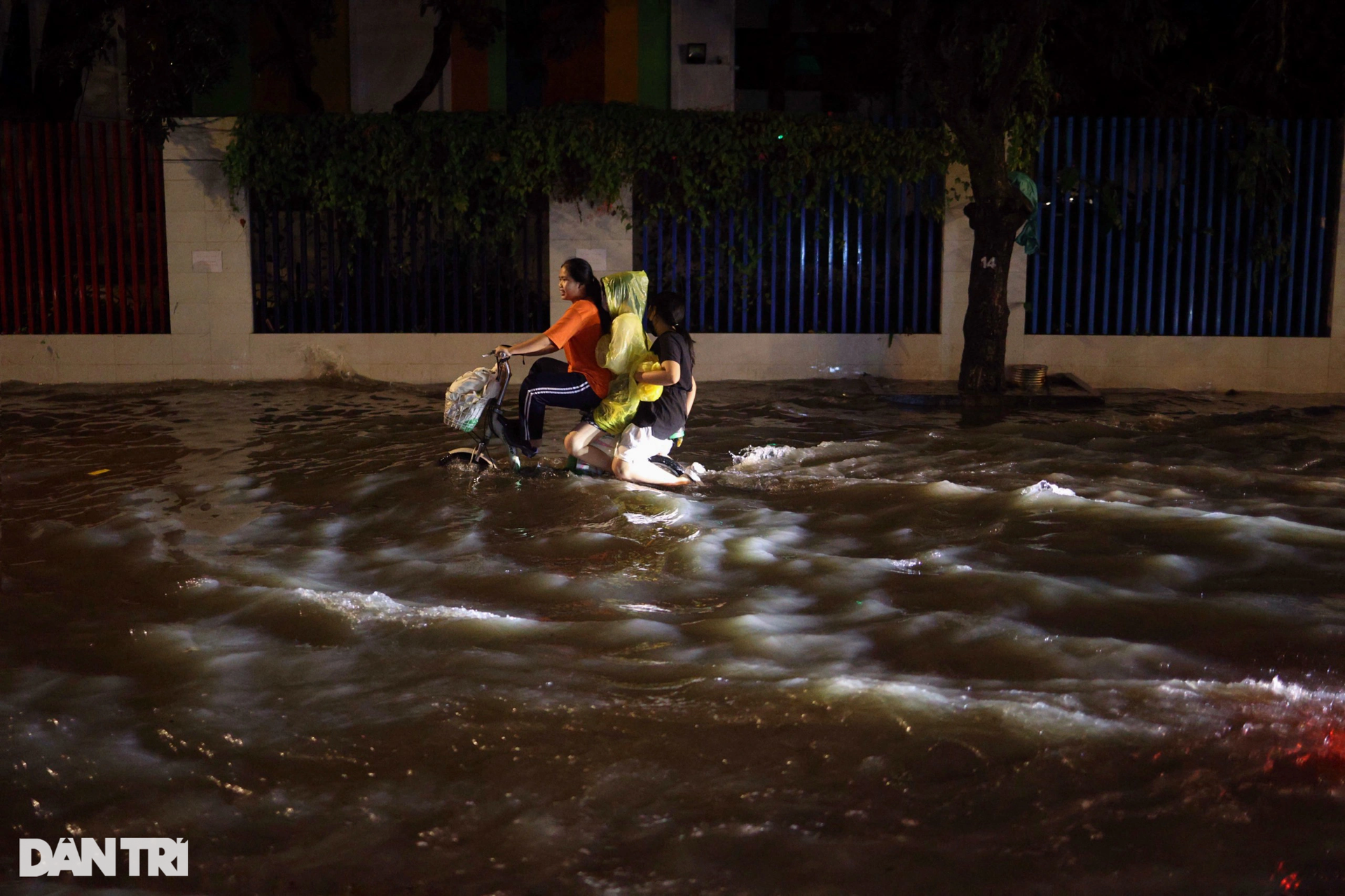 Cây gẫy đổ, đường ngập sâu trong mưa lớn ở TPHCM - 7 Cây gẫy đổ, đường ngập sâu trong mưa lớn ở TPHCM - 7