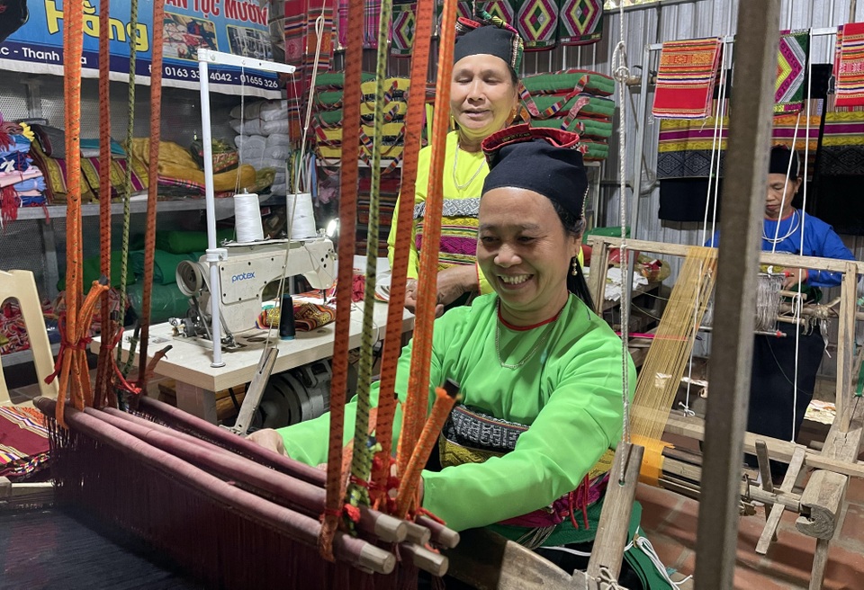 Người phụ nữ Mường với đam mê phát triển nghề dệt thổ cẩm - 2 Người phụ nữ Mường với đam mê phát triển nghề dệt thổ cẩm - 2